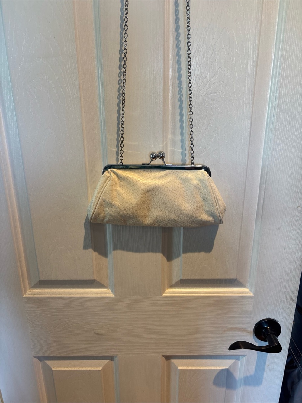 Cream Kiss-Lock Chain Strap Wristlet Clutch